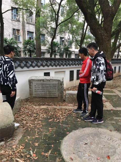 哔咔漫画
老图书馆.jpg